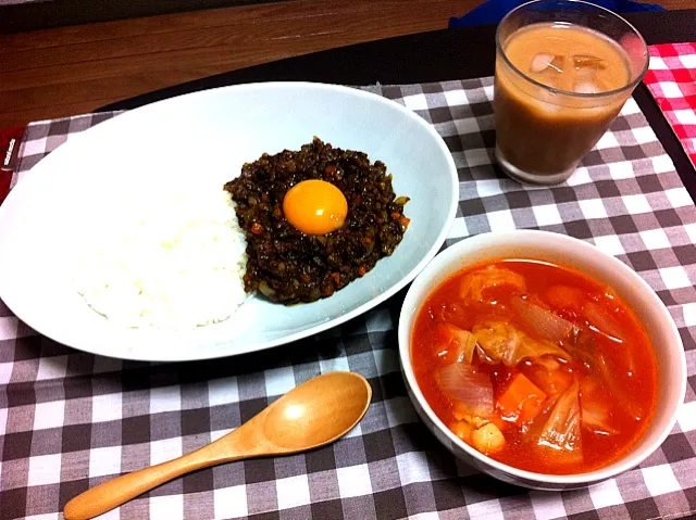 Snapdishの料理写真:ドライカレーと野菜たっぷりトマトスープ|みゃあさん