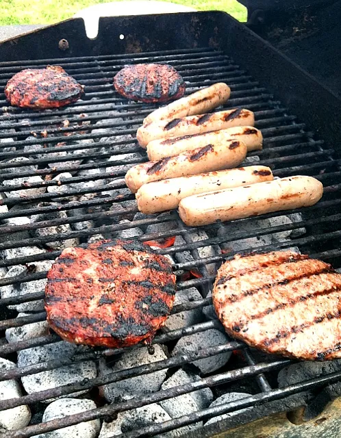 My husband cooked burgers and hot dogs by grill in the garden :)|*Kyoka**さん