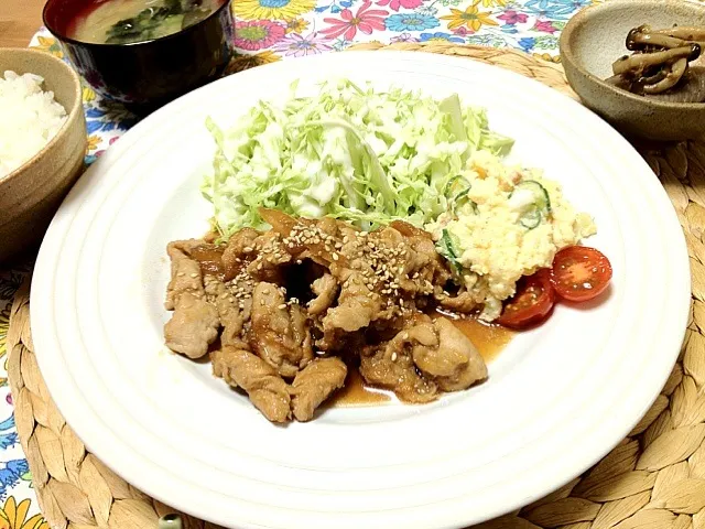 昨日の夜ごはん🍴豚の生姜焼き、ポテトサラダ、キノコとこんにゃく炒め|Kaori Takedaさん