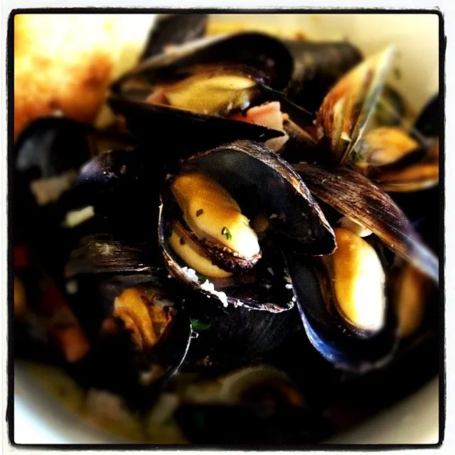 Steamed Local Mediterranean Mussels , Point Reyes Blue, Apple Smoked Bacon etc....|SF Calicoさん