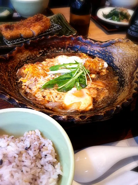 Snapdishの料理写真:昼ご飯、時間的に晩御飯。カツ煮定食いただきました。|abe yoshiroさん