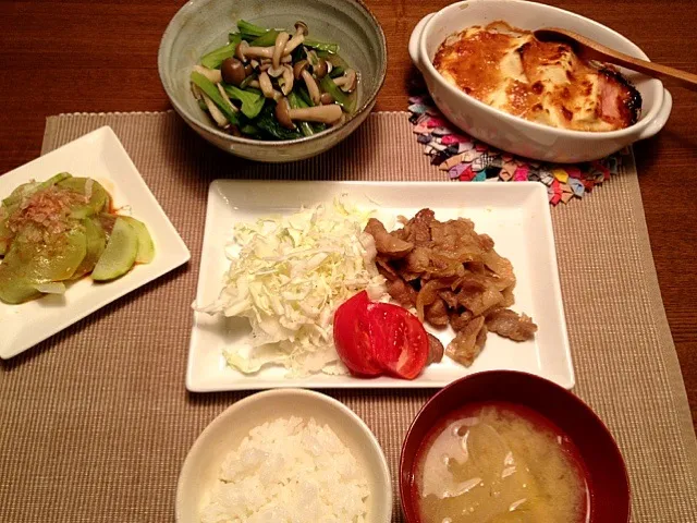 豚の生姜焼き、白瓜のお醤油と鰹節かけ、小松菜としめじの煮浸し、お豆腐とハムの味噌マヨグラタン♡|hanakohaさん