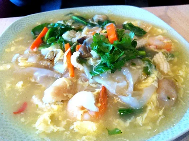 Snapdishの料理写真:Seafood Tom Yam Kuey Tiao|Justinaさん