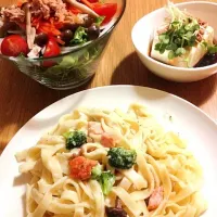 Snapdishの料理写真:生パスタサーモンクリームソース、サラダと中華風冷や奴|Salai777さん