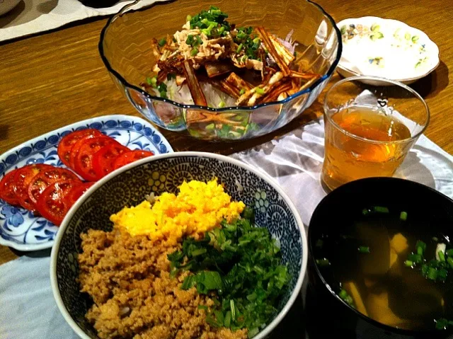 三色そぼろご飯   ごぼうサラダ  お吸い物  トマト|高田恵子さん