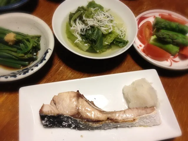 鰤塩焼き、蕨生姜醤油あえ、白菜とシラス煮浸し、茹でアスパラ|raku_darさん