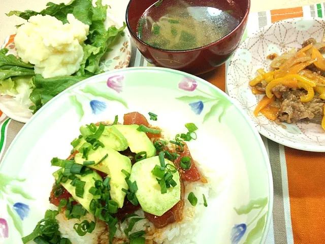 マグロの漬け丼、牛肉のオイスターソース炒め、マッシュポテトのサラダ、モヤシの中華風スープ|おおのさとみさん