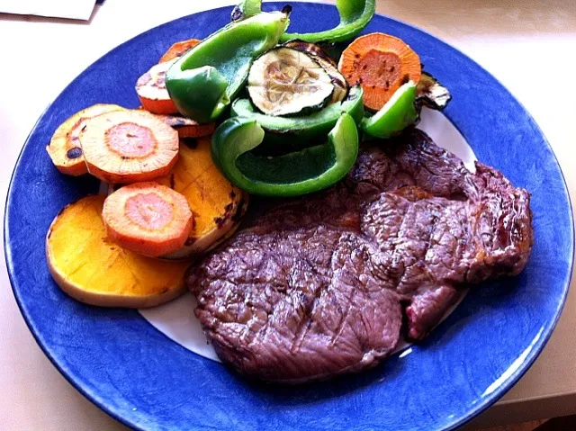 barbecued steak and vegetables|Diepak Kisoensinghさん