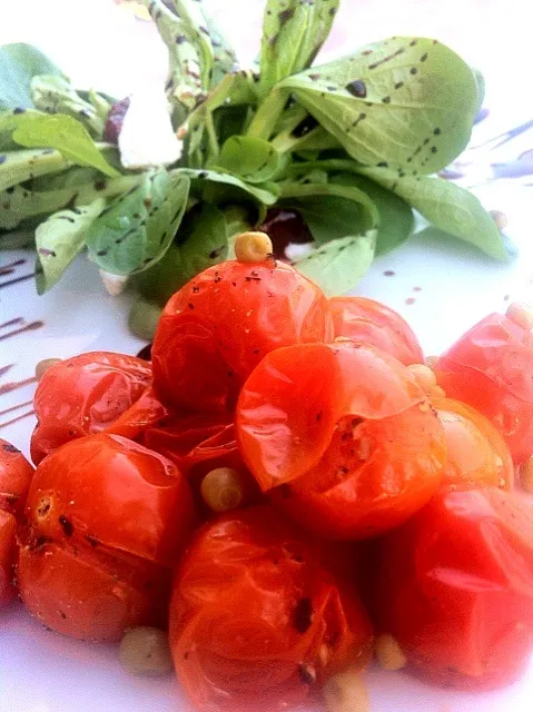 caper garlic steamed tomato hot and cold salad with goat cheese and raspberry jam fresh leaves|ReciBellaさん