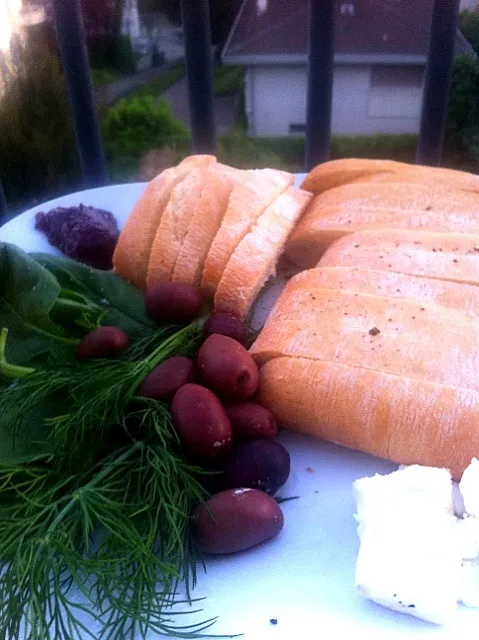 freshly baked ciabatta medly w/ fresh aneth, basill, goat cheese and raspberry jam|ReciBellaさん