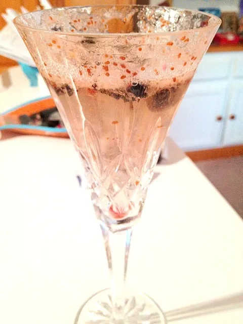 Muddled blueberries, St. Germain, Absolute Mango topped with prosecco|Meredith Carltonさん