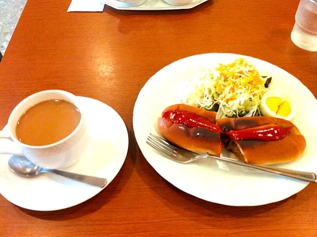 Snapdishの料理写真:モーニング¥390  カレー味のホットドックがナイスです。|てつこさん