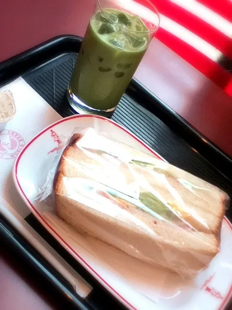 Snapdishの料理写真:green tea au lait and sandwitch @ cafe veloce|mieさん