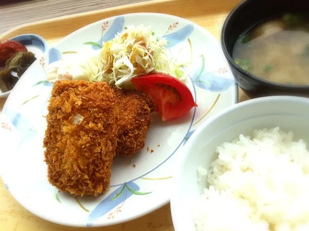 本日のランチ。豚肉のミルフィーユカツ&海老カツ定食。|JTKさん