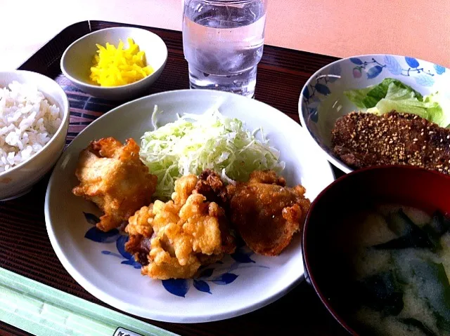 A定食(唐揚げ、イワシのごまあげ、サラダ、味噌汁、漬け物)|高田恵子さん