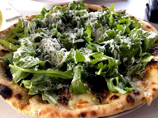 pistachio pizza w arugula|willzさん