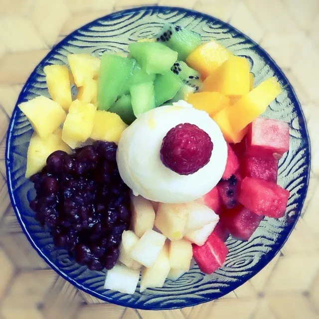 Fresh fruit with red bean and ice cream|Thanh Tungさん