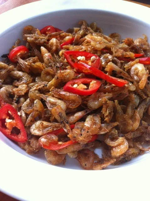 fried freshwater prawn with salt  กุ้งฝอยคั่วเกลือ|Toa Nakaratさん