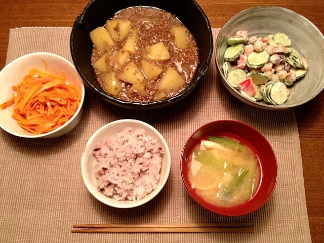 Snapdishの料理写真:ジャガイモとお肉の煮物、キュウリとトマトとお豆たちのゴママヨ和え、人参ナムル小松菜とキャベツとお揚げのお味噌汁、雑穀米☆|hanakohaさん