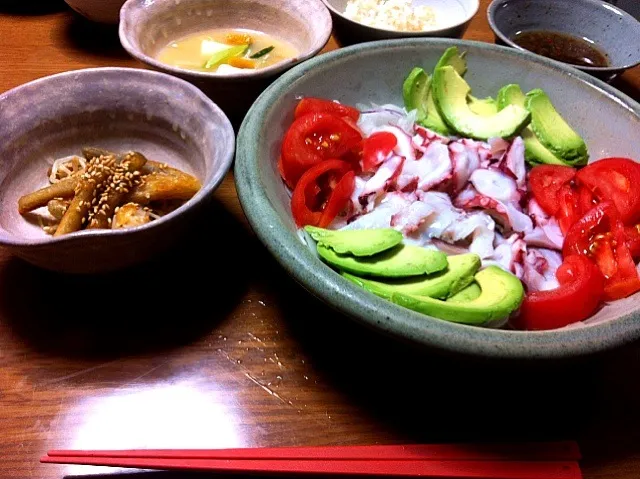 Snapdishの料理写真:タコ、アボカドカルパッチョ、牛蒡揚物、お味噌汁|Ryokoさん