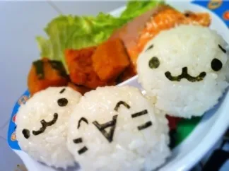 Snapdishの料理写真:顔文字おにぎり(๑•̀‧̫•́๑)|くみ(•◡•)さん