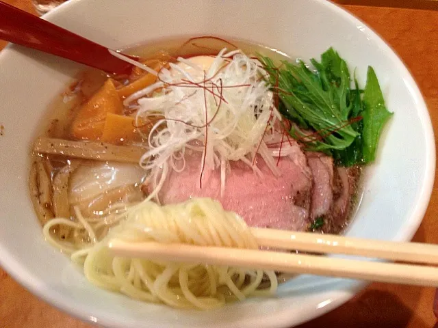 Snapdishの料理写真:ラーメン。美味しい塩スープ。真っ直ぐな細麺。小エビと鶏そぼろ。旨かったです。(๑′ᴗ‵๑)|ひろぱげさん