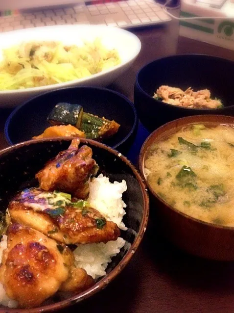 Snapdishの料理写真:葱マヨポン鶏丼、かぼちゃの胡麻和え、アボカドレタスのチョレギサラダ、水菜とツナのおひたし|chobicmさん