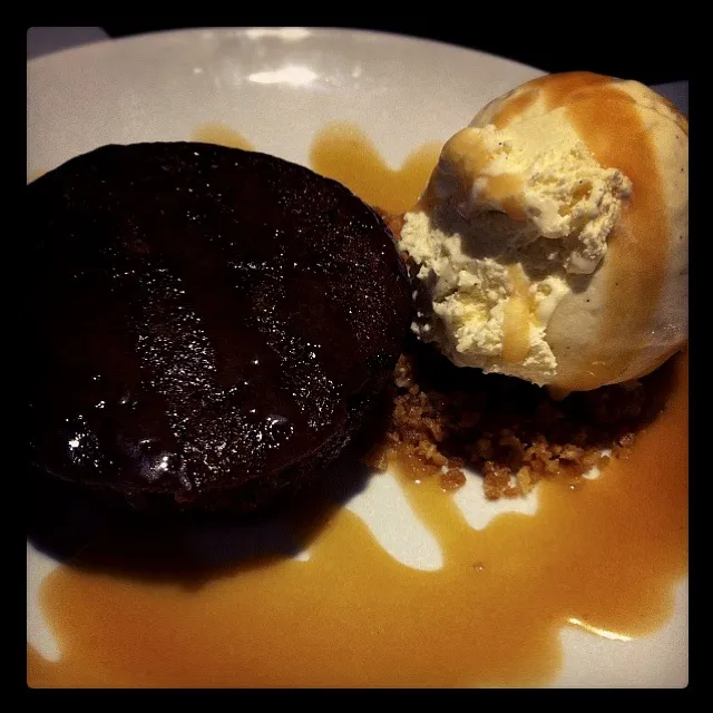 sticky toffee date pudding with vanilla ice cream|hurul | 후룰さん