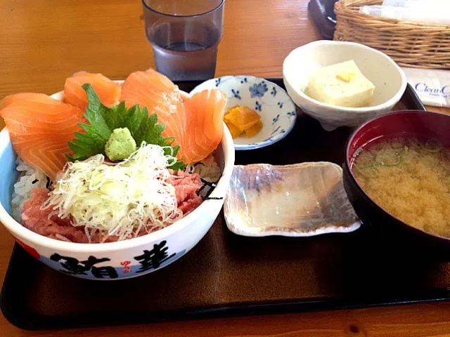 サーモンとねぎとろ二色丼|まいさん