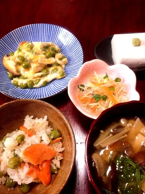 焼き鮭とえんどうの混ぜご飯・ゴマ豆腐・焼いた揚げと ささ身 えんどうの卵とじ・じゃがいもと海藻麺の酢の物・キノコのお味噌汁|かっぴーさん