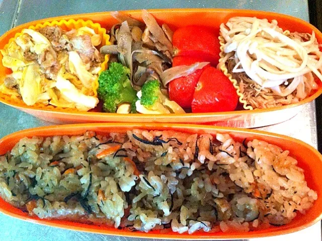 体もお金もダイエットモードにしなきゃヤバイからお弁当。頂きものの鴨のテリーヌ（と、瓶の裏に書いてある）がとっても美味しいんだけどテリーヌと言うよりコンビーフ風だったのでキャベツと少量のソースと共にルクエでチン。oisixでもったいないキノコを頼んだら見たことないヤツだったんだけど、美味しそうだから昨晩茹でて塩麹漬けにし|sakakuraさん