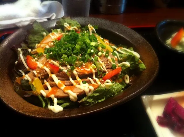 Snapdishの料理写真:自家製チャーシューねぎまみれ丼。思ったよりまみれてなかったよ。|hirotomoさん