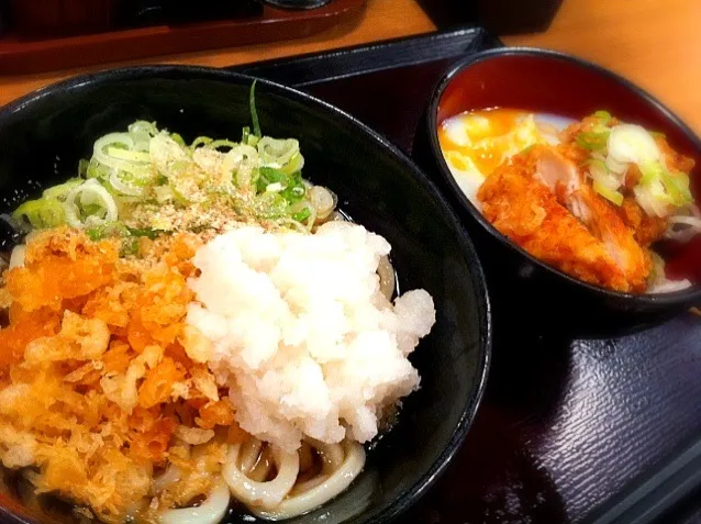 冷たいぶっかけうどんとミニ鶏玉丼のセット。あまりの野菜のなさに気休めの大根おろしトッピング。|liccaさん