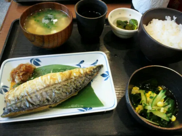 勝どきの裏通りにある池のやのサバの塩焼き定食。脂が乗ってて最高！これにメンチがついて780円は勝どき価格！！|SATOSHI OOCHIさん