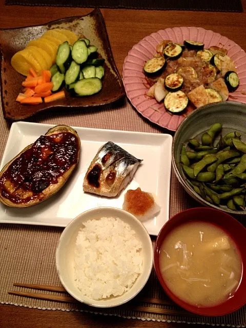 鯖塩焼き、米なす味噌田楽、ズッキーニと長芋おかかのせ、枝豆、ぬか漬け、えのきと玉ねぎとお揚げのお味噌汁♡|hanakohaさん