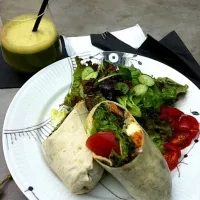 Snapdishの料理写真:veggie wrap and freshly sqeezed green juice|Megumi Rubensteinさん