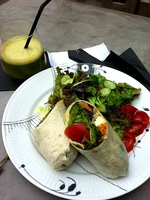 Snapdishの料理写真:veggie wrap and freshly sqeezed green juice|Megumi Rubensteinさん