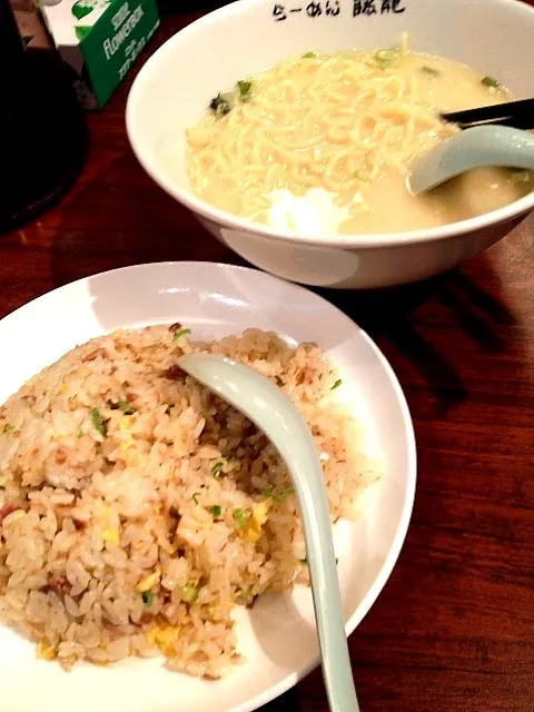 Snapdishの料理写真:塩とんこつラーメンと半チャーハンセット|はちのすけさん