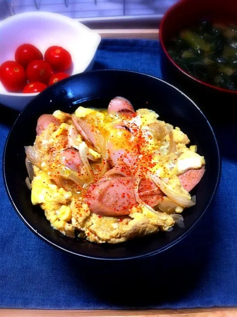 Snapdishの料理写真:魚肉ソーセージ丼|たけさん