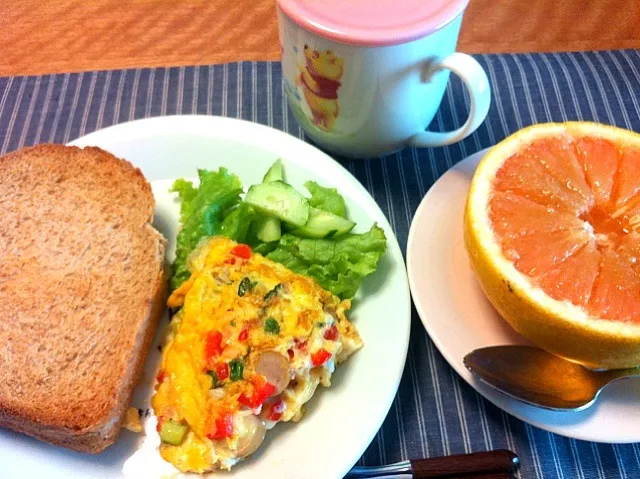 omelette and grapefruit breakfast|Sakikoさん