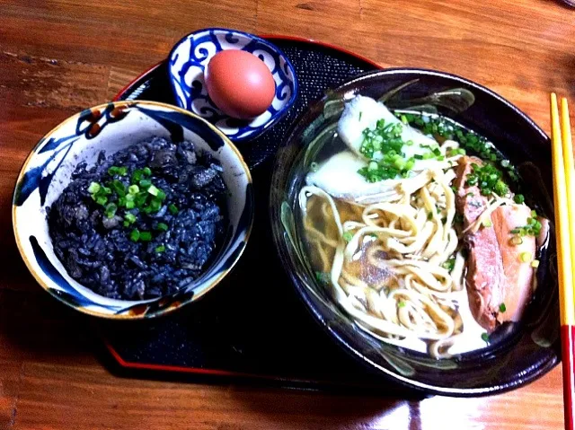 沖縄そば＆イカスミじゅーしー☻(沖縄風 炊き込みご飯)|さーもんさん