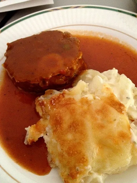 Snapdishの料理写真:school lunch meatloaf and potato gratin|lauren shannonさん