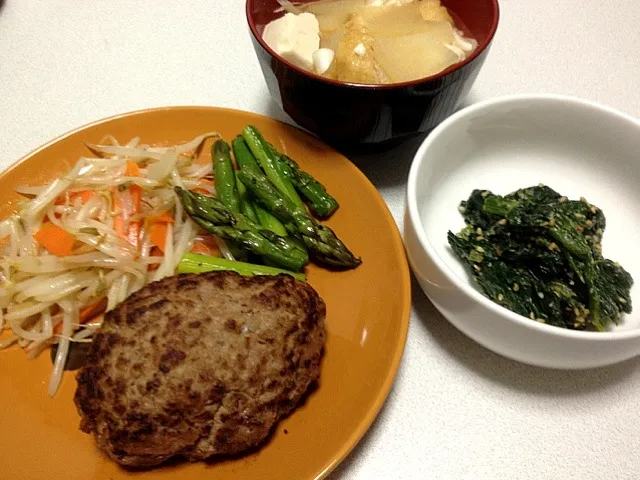 ハンバーグ 野菜炒め ほうれん草のごま和え 大根の味噌汁|Mikaさん