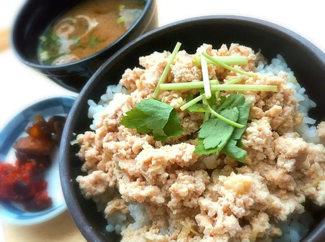 本日のランチ。鶏そぼろ丼(350円)|JTKさん