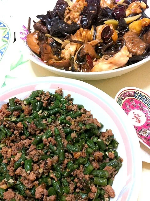 Snapdishの料理写真:last night dinner:Olive leaves fried w/ Lampork &beans + steamed chicken w/ lily flower & Fungus|PeonyYanさん