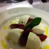 fresh mozzarella with semi-dried tomatoes|Courtney Wrightさん