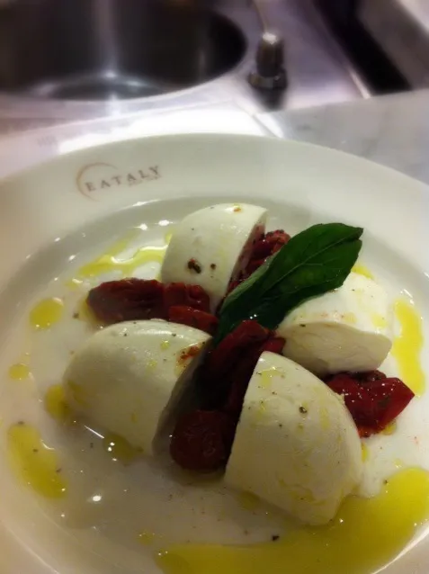 fresh mozzarella with semi-dried tomatoes|Courtney Wrightさん