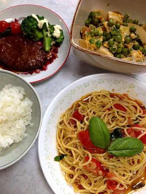 フレッシュトマトとアンチョビ  家バジルのパスタ🍝エンドウと破竹の卵とじ、イシイのチキンハンバーグ🐔|かまさん