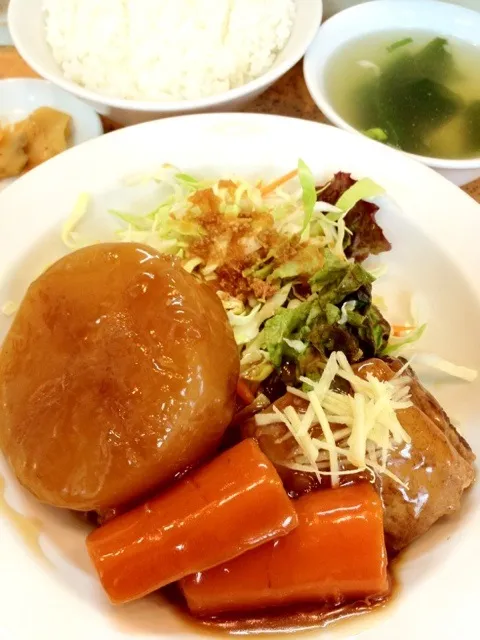 豚の角煮と大根＆人参煮。 #昼ごはん #昼飯|Takashi H.さん