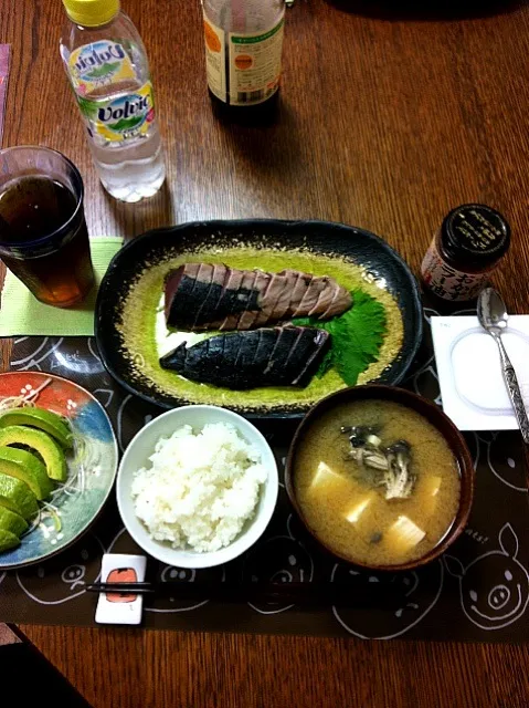 鰹のたたき、アボカドサラダ、シメジと豆腐の味噌汁、納豆|yuyangさん